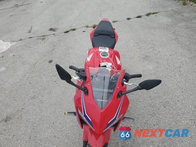 Piąte zdjęcie samochodu w środku: 2024 HONDA CBR650 R VIN:MLHRH1559R5001459 - miniatura