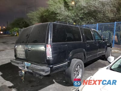 Trzecie zdjęcie samochodu z tyłu: 1996 CHEVROLET SUBURBAN K2500 VIN:3GNGK26R0TG129910 - miniatura