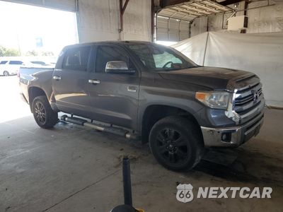 Czwarte zdjęcie samochodu z boku: 2017 TOYOTA TUNDRA CREWMAX 1794 VIN:5TFAY5F19HX615353 - miniatura