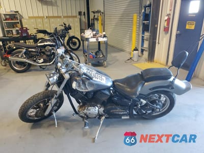 Trzecie zdjęcie samochodu z tyłu: 2005 YAMAHA XVS1100 A VIN:JYAVP11E35A077198 - miniatura