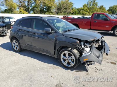 Czwarte zdjęcie samochodu z boku: 2023 HYUNDAI KONA SEL VIN:KM8K62ABXPU010620 - miniatura