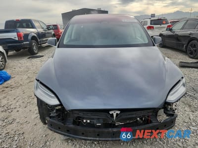 Piąte zdjęcie samochodu w środku: 2017 TESLA MODEL X VIN:5YJXCDE4XHF034856 - miniatura