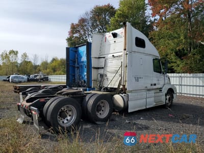 Czwarte zdjęcie samochodu z boku: 2008 VOLVO VNL SEMI TRUCK VIN:4V4NC9TG48N499592 - miniatura