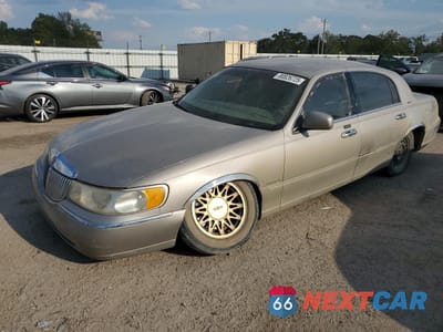 2000 LINCOLN TOWN CAR SIGNATURE 1LNHM82WXYY770304 - główne zdjęcie licytacji z USA - miniatura