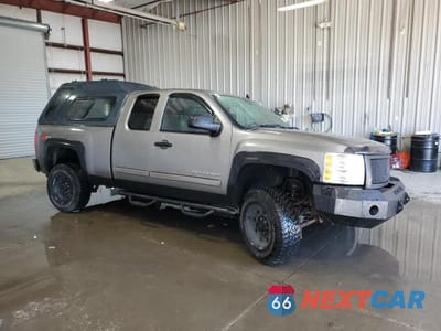 Czwarte zdjęcie samochodu z boku: 2013 CHEVROLET SILVERADO K1500 LT VIN:1GCRKSE70DZ359725 - miniatura