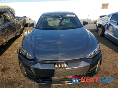 Piąte zdjęcie samochodu w środku: 2023 AUDI E-TRON GT PRESTIGE VIN:WAUEJBFW2P7007931 - miniatura