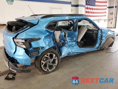 Trzecie zdjęcie samochodu z tyłu: 2025 CHEVROLET TRAX 1LT VIN:KL77LHEP4SC084462 - miniatura