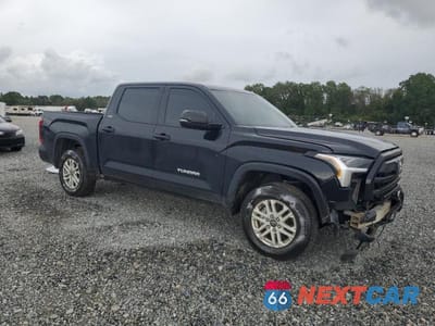 Czwarte zdjęcie samochodu z boku: 2025 TOYOTA TUNDRA CREWMAX SR VIN:5TFLA5AB5SX046294 - miniatura