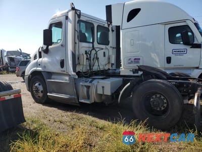 Trzecie zdjęcie samochodu z tyłu: 2018 FREIGHTLINER CASCADIA 113 SEMI TRUCK VIN:3AKBGADV0JSJN2762 - miniatura