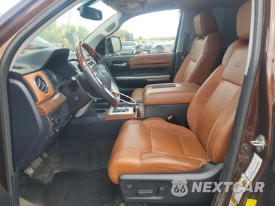 Zdjęcie 7 z 13 samochodu: 2017 TOYOTA TUNDRA CREWMAX 1794 VIN:5TFAY5F15HX631839 - miniatura