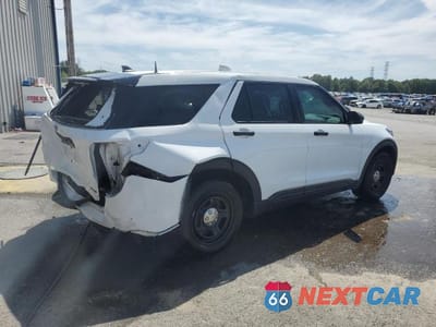 Trzecie zdjęcie samochodu z tyłu: 2023 FORD EXPLORER POLICE INTERCEPTOR VIN:1FM5K8AC7PGA81390 - miniatura