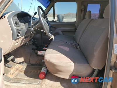Piąte zdjęcie samochodu w środku: 1992 FORD F350 VIN:1FTJX35G3NKA98606 - miniatura