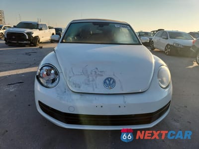 Piąte zdjęcie samochodu w środku: 2016 VOLKSWAGEN BEETLE S/SE VIN:3VW517AT6GM809513 - miniatura