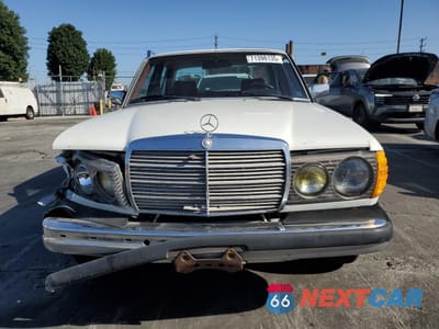 Piąte zdjęcie samochodu w środku: 1982 MERCEDES-BENZ 300 DT VIN:WDBAB33A5CB003942 - miniatura