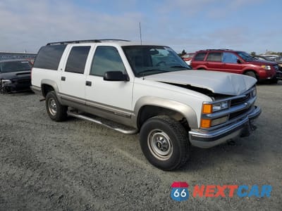 Czwarte zdjęcie samochodu z boku: 1999 CHEVROLET SUBURBAN K2500 VIN:1GNGK26J1XJ542188 - miniatura