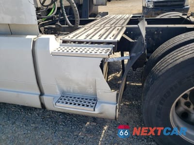 Zdjęcie 9 z 10 samochodu: 2020 VOLVO VNL SEMI TRUCK VIN:4V4NC9EH9LN256469 - miniatura