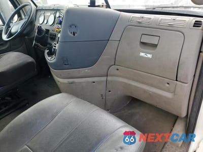 Piąte zdjęcie samochodu w środku: 2015 FREIGHTLINER CASCADIA SEMI TRUCK VIN:3AKBGADV6FSGU9440 - miniatura