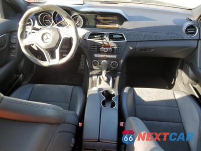 Zdjęcie 8 z 12 samochodu: 2012 MERCEDES-BENZ C 63 AMG VIN:WDDGF7HB2CA626181 - miniatura