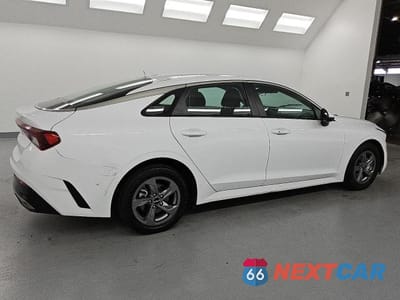 Trzecie zdjęcie samochodu z tyłu: 2023 KIA K5 LXS VIN:5XXG14J25PG204806 - miniatura