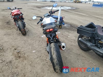 Czwarte zdjęcie samochodu z boku: 2023 KTM 1290 SUPER DUKE R VIN:VBKV3940XPM967275 - miniatura
