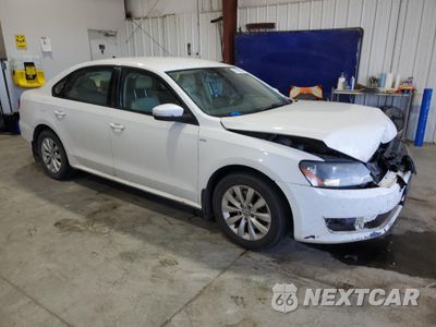 Czwarte zdjęcie samochodu z boku: 2013 VOLKSWAGEN PASSAT S VIN:1VWAH7A37DC147755 - miniatura