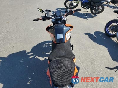 Zdjęcie 6 z 8 samochodu: 2021 KTM 200 DUKE VIN:MD2JPC404MC051334 - miniatura