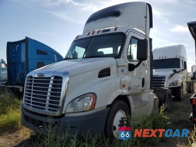 Drugie zdjęcie samochodu z przodu: 2016 FREIGHTLINER CASCADIA 113 SEMI TRUCK VIN:3AKBGADV8GSGU9408 - miniatura