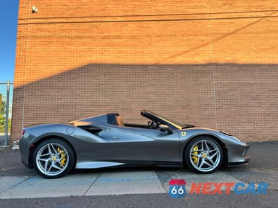 Piąte zdjęcie samochodu w środku: 2023 FERRARI F8 SPIDER VIN:ZFF93LMA0P0XXXXXX - miniatura