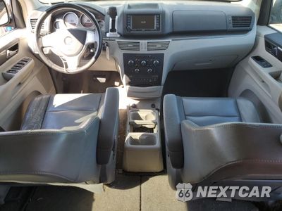 Zdjęcie 8 z 13 samochodu: 2010 VOLKSWAGEN ROUTAN SE VIN:2V4RW3D18AR348281 - miniatura