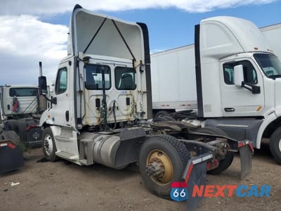 Trzecie zdjęcie samochodu z tyłu: 2015 FREIGHTLINER CASCADIA SEMI TRUCK VIN:3AKBGADV6FSGU9440 - miniatura