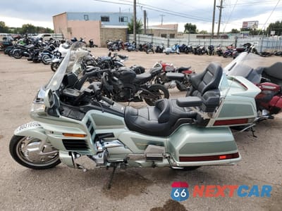 Trzecie zdjęcie samochodu z tyłu: 1999 HONDA GL1500 SE12 VIN:1HFSC2235XA104058 - miniatura