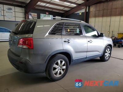 Trzecie zdjęcie samochodu z tyłu: 2011 KIA SORENTO BASE VIN:5XYKTDA25BG166390 - miniatura