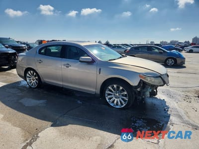 Czwarte zdjęcie samochodu z boku: 2009 LINCOLN MKS VIN:1LNHM93R69G625248 - miniatura