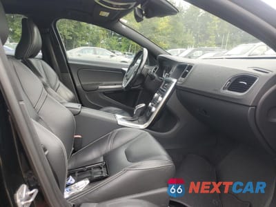 Piąte zdjęcie samochodu w środku: 2015 VOLVO V60 PREMIER VIN:YV1612SK1F1243041 - miniatura