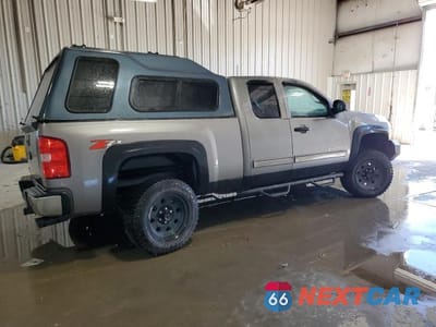 Trzecie zdjęcie samochodu z tyłu: 2013 CHEVROLET SILVERADO K1500 LT VIN:1GCRKSE70DZ359725 - miniatura