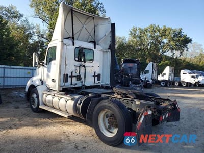 Trzecie zdjęcie samochodu z tyłu: 2017 KENWORTH T680 SEMI TRUCK VIN:1XKYAP8X5HJ171721 - miniatura
