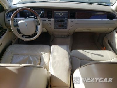 Zdjęcie 8 z 12 samochodu: 2006 LINCOLN TOWN CAR DESIGNER VIN:1LNHM83V76Y630343 - miniatura