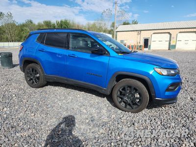 Czwarte zdjęcie samochodu z boku: 2025 JEEP COMPASS LATITUDE VIN:3C4NJDBN3ST501926 - miniatura