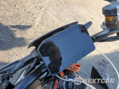 Zdjęcie 7 z 9 samochodu: 2025 KAWASAKI ZR900 T VIN:ML5ZRDT1XSDA01657 - miniatura