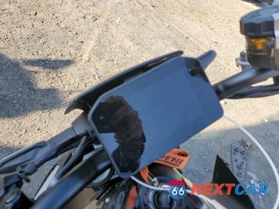 Zdjęcie 7 z 9 samochodu: 2025 KAWASAKI ZR900 T VIN:ML5ZRDT1XSDA01657 - miniatura