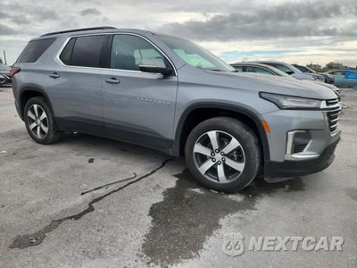 Czwarte zdjęcie samochodu z boku: 2023 CHEVROLET TRAVERSE LT VIN:1GNERHKW4PJ325693 - miniatura