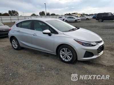 Czwarte zdjęcie samochodu z boku: 2019 CHEVROLET CRUZE LT VIN:3G1BE6SM4KS582900 - miniatura