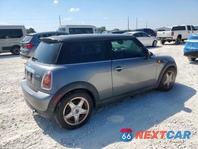 Trzecie zdjęcie samochodu z tyłu: 2010 MINI COOPER VIN:WMWMF3C53ATZ22963 - miniatura