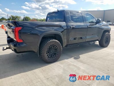Trzecie zdjęcie samochodu z tyłu: 2025 TOYOTA TUNDRA CREWMAX SR VIN:5TFLA5DB5SX248449 - miniatura