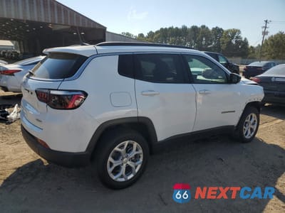 Trzecie zdjęcie samochodu z tyłu: 2024 JEEP COMPASS LATITUDE VIN:3C4NJDBNXRT174158 - miniatura