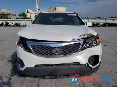 Piąte zdjęcie samochodu w środku: 2013 KIA SORENTO LX VIN:5XYKT3A10DG359650 - miniatura