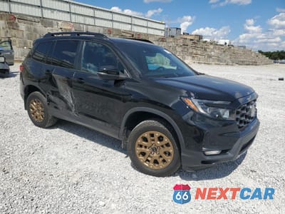 Czwarte zdjęcie samochodu z boku: 2023 HONDA PASSPORT TRAIL SPORT VIN:5FNYF8H61PB030838 - miniatura