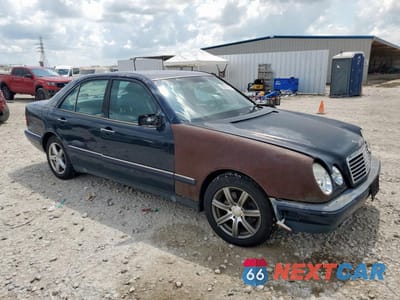 Czwarte zdjęcie samochodu z boku: 1997 MERCEDES-BENZ E 420 VIN:WDBJF72F0VA348667 - miniatura