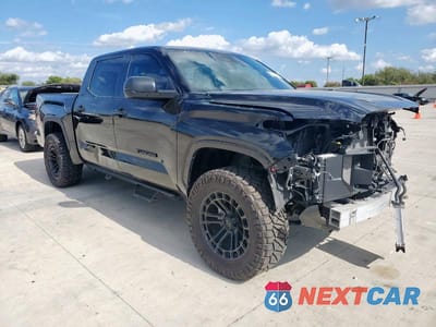 Czwarte zdjęcie samochodu z boku: 2025 TOYOTA TUNDRA CREWMAX SR VIN:5TFLA5DB5SX248449 - miniatura