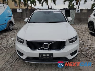 Piąte zdjęcie samochodu w środku: 2019 VOLVO XC40 T5 MOMENTUM VIN:YV4162UK1K2101434 - miniatura